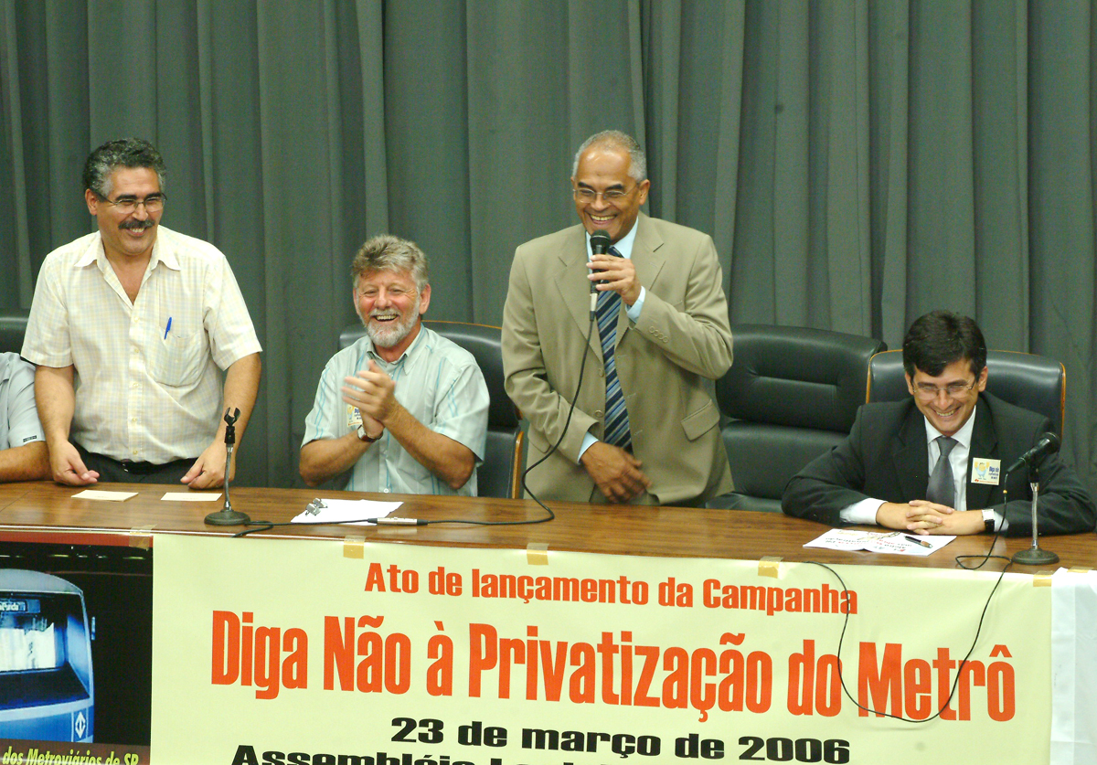 O presidente da Federao Nacional dos Metrovirios (Fenametro), Wagner Fajardo, Flvio Montesinos Godoi, presidente do Sindicato dos Metrovirios de So Paulo, e os deputados Nivaldo Santana e Simo Pedro <a style='float:right;color:#ccc' href='https://www3.al.sp.gov.br/repositorio/noticia/03-2008/priv metro fajardo.godoy.depnivaldo.depsimao02rob.jpg' target=_blank><i class='bi bi-zoom-in'></i> Clique para ver a imagem </a>